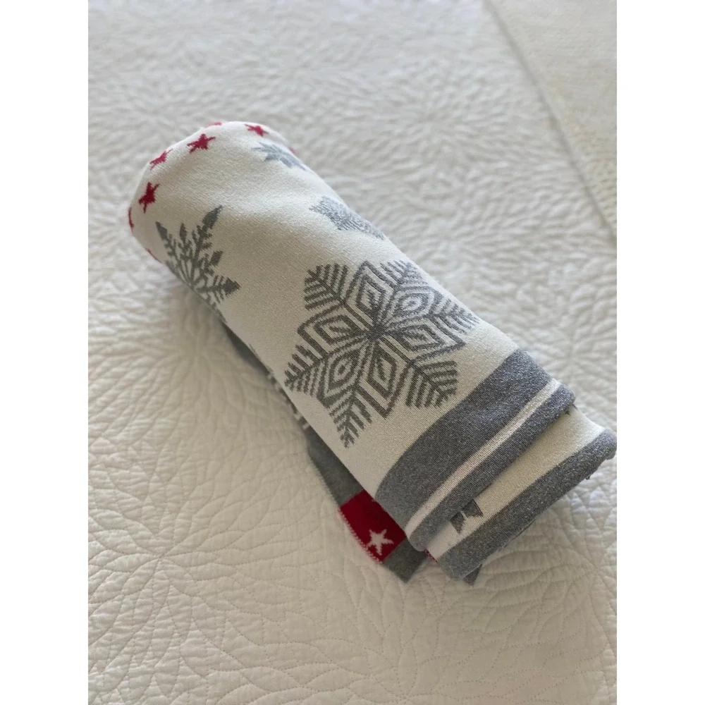 Winter-themed, reversible 100% cotton knit Artisan de Luxe Home throw blanket